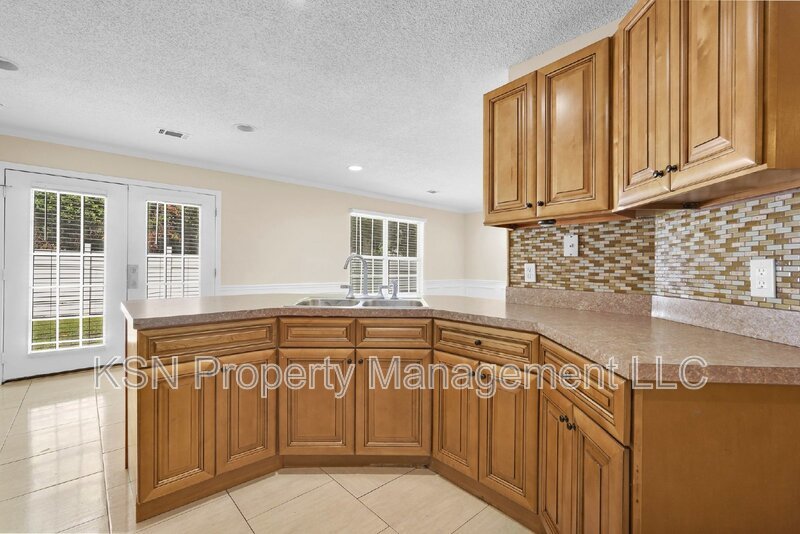 3-Bed, 2-Bath Home on Leghorn Street in Savannah! property image