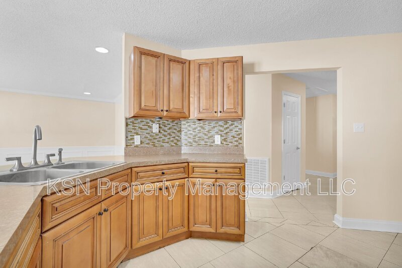 3-Bed, 2-Bath Home on Leghorn Street in Savannah! property image