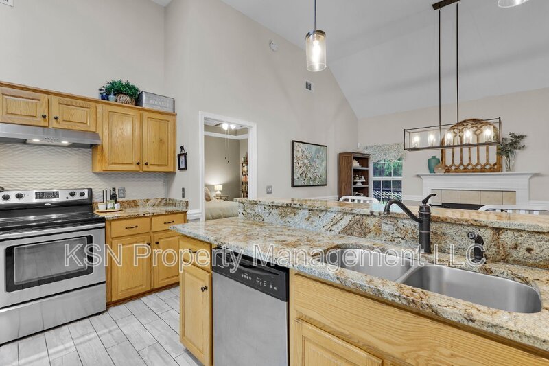 Beautiful and spacious home in Pooler. Available September property image