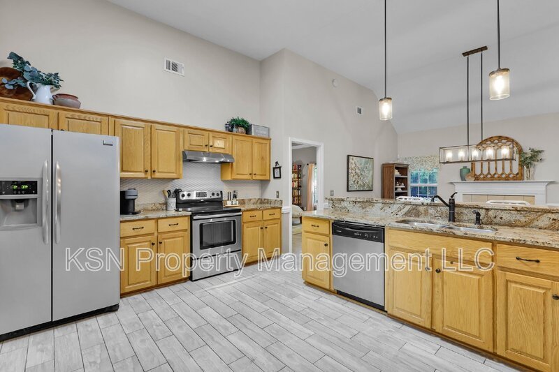 Beautiful and spacious home in Pooler. Available September property image