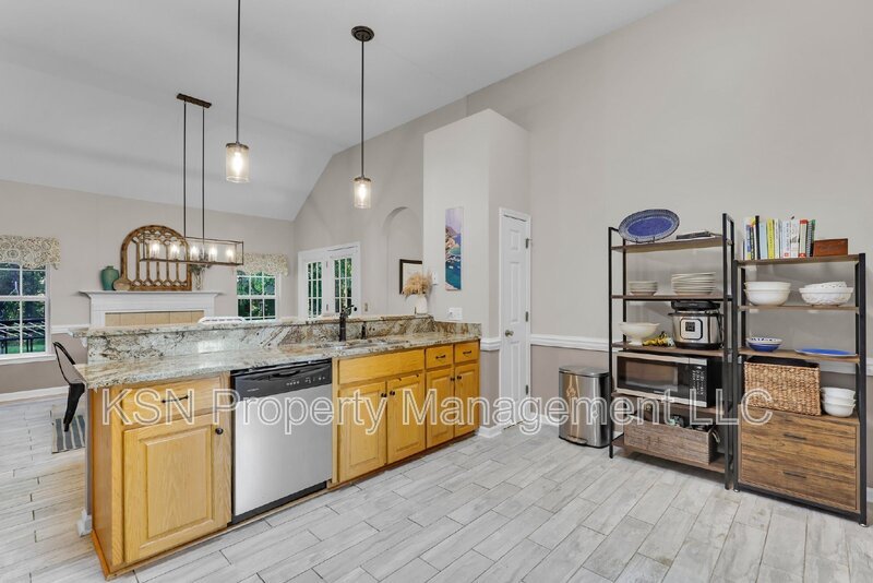 Beautiful and spacious home in Pooler. Available September property image