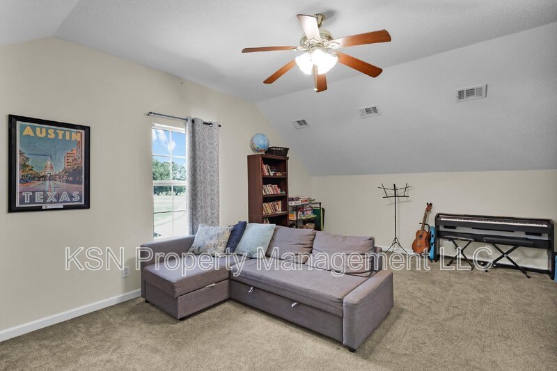 Beautiful and spacious home in Pooler. Available September property image