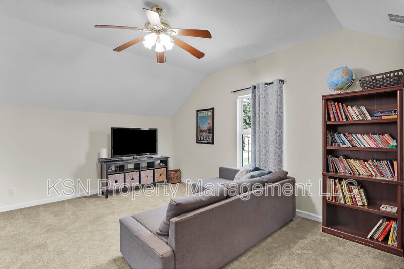 Beautiful and spacious home in Pooler. Available September property image