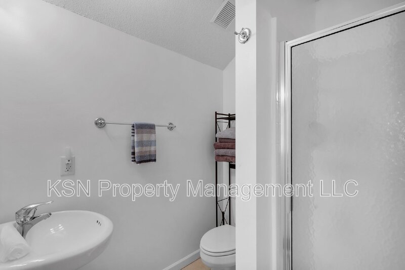 Beautiful and spacious home in Pooler. Available September property image