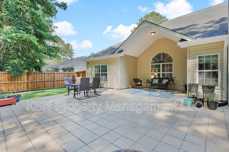 Beautiful and spacious home in Pooler. Available September property image